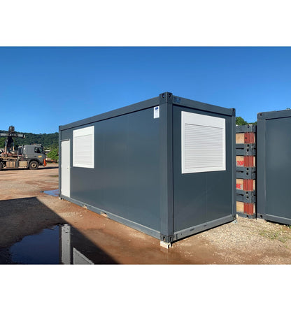 Módulo Pré-fabricado Preto – Elegante, Isolado e Multifuncional